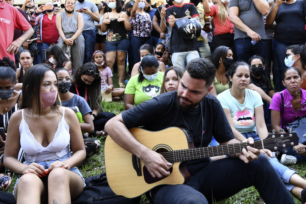 Corpos de Marília Mendonça e do tio chegam a Goiânia para velório - É Hit -  Diário do Nordeste